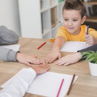 ninos-jugando-en-la-mesa