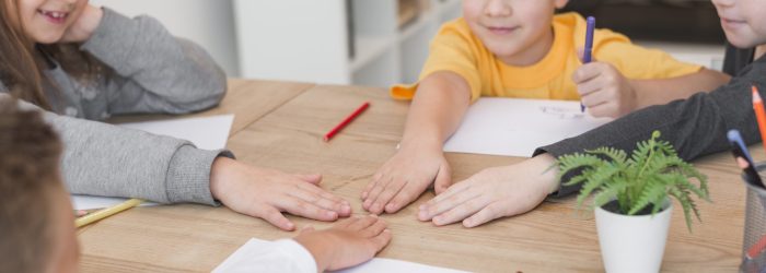 ninos-jugando-en-la-mesa