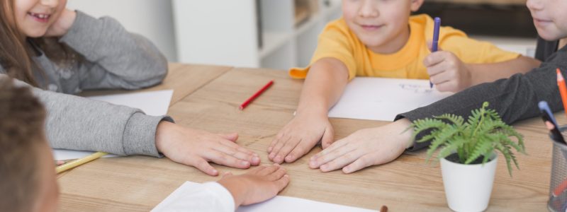 ninos-jugando-en-la-mesa